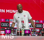 19.04.2026, Fussball Bundesliga 2025/2026, 30.Spieltag, FC Bayern München - VfB Stuttgart, in der Allianz-Arena München,  FC Bayern feiert die 30.Deutsche Meisterschaft in der Allianzarena nach dem 4:2 Sieg. Trainer Vincent Kompany (FC Bayern München) bei der Pressekonferenz danach mit dem kuriosen Meister-Shirt mit dem Kakadu 


