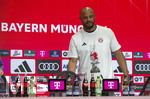 19.04.2026, Fussball Bundesliga 2025/2026, 30.Spieltag, FC Bayern München - VfB Stuttgart, in der Allianz-Arena München,  FC Bayern feiert die 30.Deutsche Meisterschaft in der Allianzarena nach dem 4:2 Sieg. Trainer Vincent Kompany (FC Bayern München) bei der Pressekonferenz danach mit dem kuriosen Meister-Shirt mit dem Kakadu 


