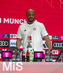 19.04.2026, Fussball Bundesliga 2025/2026, 30.Spieltag, FC Bayern München - VfB Stuttgart, in der Allianz-Arena München,  FC Bayern feiert die 30.Deutsche Meisterschaft in der Allianzarena nach dem 4:2 Sieg. Trainer Vincent Kompany (FC Bayern München) bei der Pressekonferenz danach mit dem kuriosen Meister-Shirt mit dem Kakadu 


