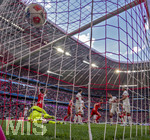 19.04.2026, Fussball Bundesliga 2025/2026, 30.Spieltag, FC Bayern München - VfB Stuttgart, in der Allianz-Arena München,  Torschuss von Harry Kane (3.v.re, FC Bayern München) zum 4:1. Torwart Alexander Nübel (Stuttgart) am Boden.


