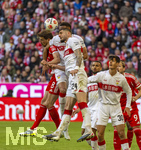 19.04.2026, Fussball Bundesliga 2025/2026, 30.Spieltag, FC Bayern München - VfB Stuttgart, in der Allianz-Arena München, v.li: Leon Goretzka (FC Bayern München), Jeff Chabot (Stuttgart), 