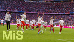 19.04.2026, Fussball Bundesliga 2025/2026, 30.Spieltag, FC Bayern München - VfB Stuttgart, in der Allianz-Arena München, der FC Bayern feiert nach dem heutigen Sieg seine 35. Deutsche Meisterschaft. Die Bayernspieler feiern mit den Fans und speziellen Meistertrikots mit Aufdruck des kultigen Porzellan-Kakadus mit Meisterschale. v.li: Torwart Sven Ulreich (FC Bayern München), Torwart Manuel Neuer (FC Bayern München), Aleksandar Pavlovic (Bayern München) , Torwart Jonas Urbig (FC Bayern München), Konrad Laimer (FC Bayern München), Jonathan Tah (FC Bayern München) 