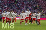 19.04.2026, Fussball Bundesliga 2025/2026, 30.Spieltag, FC Bayern München - VfB Stuttgart, in der Allianz-Arena München, der FC Bayern feiert nach dem heutigen Sieg seine 35. Deutsche Meisterschaft. Die Bayernspieler feiern mit den Fans und speziellen Meistertrikots mit Aufdruck des kultigen Porzellan-Kakadus mit Meisterschale. von links: Aleksandar Pavlovic (Bayern München) , Torwart Jonas Urbig (FC Bayern München), Konrad Laimer (FC Bayern München), Jonathan Tah (FC Bayern München), Joshua Kimmich (FC Bayern München)  