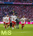 19.04.2026, Fussball Bundesliga 2025/2026, 30.Spieltag, FC Bayern München - VfB Stuttgart, in der Allianz-Arena München, der FC Bayern feiert nach dem heutigen Sieg seine 35. Deutsche Meisterschaft. Die Bayernspieler feiern mit den Fans und speziellen Meistertrikots mit Aufdruck des kultigen Porzellan-Kakadus mit Meisterschale. von links: Konrad Laimer (FC Bayern München), Jonathan Tah (FC Bayern München), Joshua Kimmich (FC Bayern München)  