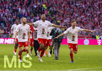 19.04.2026, Fussball Bundesliga 2025/2026, 30.Spieltag, FC Bayern München - VfB Stuttgart, in der Allianz-Arena München, der FC Bayern feiert nach dem heutigen Sieg seine 35. Deutsche Meisterschaft. Die Bayernspieler feiern mit den Fans und speziellen Meistertrikots mit Aufdruck des kultigen Porzellan-Kakadus mit Meisterschale. von links: Konrad Laimer (FC Bayern München), Jonathan Tah (FC Bayern München), Joshua Kimmich (FC Bayern München)  