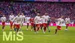 19.04.2026, Fussball Bundesliga 2025/2026, 30.Spieltag, FC Bayern München - VfB Stuttgart, in der Allianz-Arena München, der FC Bayern feiert nach dem heutigen Sieg seine 35. Deutsche Meisterschaft. Die Bayernspieler feiern mit den Fans und speziellen Meistertrikots mit Aufdruck des kultigen Porzellan-Kakadus mit Meisterschale. von links:  Aleksandar Pavlovic (Bayern München) , Torwart Jonas Urbig (FC Bayern München), Konrad Laimer (FC Bayern München), Jonathan Tah (FC Bayern München), Joshua Kimmich (FC Bayern München)  