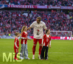 19.04.2026, Fussball Bundesliga 2025/2026, 30.Spieltag, FC Bayern München - VfB Stuttgart, in der Allianz-Arena München, der FC Bayern feiert nach dem heutigen Sieg seine 35. Deutsche Meisterschaft. Die Bayernspieler feiern mit den Fans und speziellen Meistertrikots mit Aufdruck des kultigen Porzellan-Kakadus mit Meisterschale. Harry Kane (FC Bayern München) mit seinen Kindern.