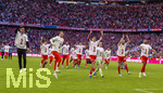 19.04.2026, Fussball Bundesliga 2025/2026, 30.Spieltag, FC Bayern München - VfB Stuttgart, in der Allianz-Arena München, der FC Bayern feiert nach dem heutigen Sieg seine 35. Deutsche Meisterschaft. Die Bayernspieler feiern mit den Fans und speziellen Meistertrikots mit Aufdruck des kultigen Porzellan-Kakadus mit Meisterschale. v.li: Torwart Sven Ulreich (FC Bayern München), Torwart Manuel Neuer (FC Bayern München), Aleksandar Pavlovic (Bayern München) , Torwart Jonas Urbig (FC Bayern München), Konrad Laimer (FC Bayern München), Jonathan Tah (FC Bayern München) 