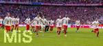 19.04.2026, Fussball Bundesliga 2025/2026, 30.Spieltag, FC Bayern München - VfB Stuttgart, in der Allianz-Arena München, der FC Bayern feiert nach dem heutigen Sieg seine 35. Deutsche Meisterschaft. Die Bayernspieler feiern mit den Fans und speziellen Meistertrikots mit Aufdruck des kultigen Porzellan-Kakadus mit Meisterschale. von links:  Torwart Manuel Neuer (FC Bayern München), Min-jae Kim (Bayern München, Minjae Kim), Hiroki Ito (FC Bayern München), Aleksandar Pavlovic (Bayern München) , Torwart Jonas Urbig (FC Bayern München), Konrad Laimer (FC Bayern München), Jonathan Tah (FC Bayern München), Joshua Kimmich (FC Bayern München)  