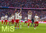 19.04.2026, Fussball Bundesliga 2025/2026, 30.Spieltag, FC Bayern München - VfB Stuttgart, in der Allianz-Arena München, der FC Bayern feiert nach dem heutigen Sieg seine 35. Deutsche Meisterschaft. Die Bayernspieler feiern mit den Fans und speziellen Meistertrikots mit Aufdruck des kultigen Porzellan-Kakadus mit Meisterschale. v.li:  Aleksandar Pavlovic (Bayern München) , Torwart Jonas Urbig (FC Bayern München), Konrad Laimer (FC Bayern München), Jonathan Tah (FC Bayern München), 