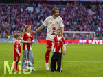 19.04.2026, Fussball Bundesliga 2025/2026, 30.Spieltag, FC Bayern München - VfB Stuttgart, in der Allianz-Arena München, der FC Bayern feiert nach dem heutigen Sieg seine 35. Deutsche Meisterschaft. Die Bayernspieler feiern mit den Fans und speziellen Meistertrikots mit Aufdruck des kultigen Porzellan-Kakadus mit Meisterschale. Harry Kane (FC Bayern München) mit seinen Kindern.