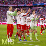 19.04.2026, Fussball Bundesliga 2025/2026, 30.Spieltag, FC Bayern München - VfB Stuttgart, in der Allianz-Arena München, der FC Bayern feiert nach dem heutigen Sieg seine 35. Deutsche Meisterschaft. Die Bayernspieler feiern mit den Fans und speziellen Meistertrikots mit Aufdruck des kultigen Porzellan-Kakadus mit Meisterschale. v.li: Torwart Manuel Neuer (FC Bayern München), Aleksandar Pavlovic (Bayern München) , Torwart Jonas Urbig (FC Bayern München), 