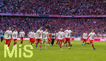 19.04.2026, Fussball Bundesliga 2025/2026, 30.Spieltag, FC Bayern München - VfB Stuttgart, in der Allianz-Arena München, der FC Bayern feiert nach dem heutigen Sieg seine 35. Deutsche Meisterschaft. Die Bayernspieler feiern mit den Fans und speziellen Meistertrikots mit Aufdruck des kultigen Porzellan-Kakadus mit Meisterschale. von links:  Torwart Manuel Neuer (FC Bayern München), Min-jae Kim (Bayern München, Minjae Kim), Hiroki Ito (FC Bayern München), Aleksandar Pavlovic (Bayern München) , Torwart Jonas Urbig (FC Bayern München), Konrad Laimer (FC Bayern München), Jonathan Tah (FC Bayern München), Joshua Kimmich (FC Bayern München)  