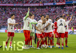 19.04.2026, Fussball Bundesliga 2025/2026, 30.Spieltag, FC Bayern München - VfB Stuttgart, in der Allianz-Arena München, der FC Bayern feiert nach dem heutigen Sieg seine 35. Deutsche Meisterschaft. Die Bayernspieler feiern mit den Fans und speziellen Meistertrikots mit Aufdruck des kultigen Porzellan-Kakadus mit Meisterschale. v.li: Min-jae Kim (Bayern München, Minjae Kim), Torwart Manuel Neuer (FC Bayern München), Torwart Jonas Urbig (FC Bayern München), Konrad Laimer (FC Bayern München), Hiroki Ito (FC Bayern München), Jonathan Tah (FC Bayern München), 