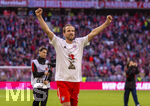 19.04.2026, Fussball Bundesliga 2025/2026, 30.Spieltag, FC Bayern München - VfB Stuttgart, in der Allianz-Arena München, der FC Bayern feiert nach dem heutigen Sieg seine 35. Deutsche Meisterschaft. Die Bayernspieler feiern mit den Fans und speziellen Meistertrikots mit Aufdruck des kultigen Porzellan-Kakadus mit Meisterschale. Harry Kane (FC Bayern München) jubelt 