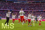 19.04.2026, Fussball Bundesliga 2025/2026, 30.Spieltag, FC Bayern München - VfB Stuttgart, in der Allianz-Arena München, der FC Bayern feiert nach dem heutigen Sieg seine 35. Deutsche Meisterschaft. Die Bayernspieler feiern mit den Fans und speziellen Meistertrikots mit Aufdruck des kultigen Porzellan-Kakadus mit Meisterschale. v.li: Torwart Sven Ulreich (FC Bayern München), Torwart Manuel Neuer (FC Bayern München), Aleksandar Pavlovic (Bayern München) , Torwart Jonas Urbig (FC Bayern München), Konrad Laimer (FC Bayern München), 