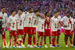 19.04.2026, Fussball Bundesliga 2025/2026, 30.Spieltag, FC Bayern München - VfB Stuttgart, in der Allianz-Arena München, der FC Bayern feiert nach dem heutigen Sieg seine 35. Deutsche Meisterschaft. Die Bayernspieler feiern mit den Fans und speziellen Meistertrikots mit Aufdruck des kultigen Porzellan-Kakadus mit Meisterschale. v.li: Torwart Leonard Prescott (FC Bayern München), Deniz Ofli (FC Bayern München), Deniz Ofli (FC Bayern München), Min-jae Kim (Bayern München, Minjae Kim), Jonathan Tah (FC Bayern München), Hiroki Ito (FC Bayern München), Raphael Guerreiro (FC Bayern München), Michael Olise (FC Bayern München), Joshua Kimmich (FC Bayern München), Aleksandar Pavlovic (Bayern München) , Nicolas Jackson (FC Bayern München),  
