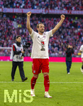 19.04.2026, Fussball Bundesliga 2025/2026, 30.Spieltag, FC Bayern München - VfB Stuttgart, in der Allianz-Arena München, der FC Bayern feiert nach dem heutigen Sieg seine 35. Deutsche Meisterschaft. Die Bayernspieler feiern mit den Fans und speziellen Meistertrikots mit Aufdruck des kultigen Porzellan-Kakadus mit Meisterschale. Harry Kane (FC Bayern München) jubelt 