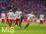 19.04.2026, Fussball Bundesliga 2025/2026, 30.Spieltag, FC Bayern München - VfB Stuttgart, in der Allianz-Arena München, der FC Bayern feiert nach dem heutigen Sieg seine 35. Deutsche Meisterschaft. Die Bayernspieler feiern mit den Fans und speziellen Meistertrikots mit Aufdruck des kultigen Porzellan-Kakadus mit Meisterschale. von links:  Konrad Laimer (FC Bayern München), Jonathan Tah (FC Bayern München), Joshua Kimmich (FC Bayern München)  