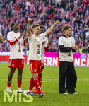 19.04.2026, Fussball Bundesliga 2025/2026, 30.Spieltag, FC Bayern München - VfB Stuttgart, in der Allianz-Arena München, der FC Bayern feiert nach dem heutigen Sieg seine 35. Deutsche Meisterschaft. Die Bayernspieler feiern mit den Fans und speziellen Meistertrikots mit Aufdruck des kultigen Porzellan-Kakadus mit Meisterschale. v.li: Nicolas Jackson (FC Bayern München), Joshua Kimmich (FC Bayern München), Tom Bischof (Bayern München), 