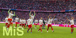 19.04.2026, Fussball Bundesliga 2025/2026, 30.Spieltag, FC Bayern München - VfB Stuttgart, in der Allianz-Arena München, der FC Bayern feiert nach dem heutigen Sieg seine 35. Deutsche Meisterschaft. Die Bayernspieler feiern mit den Fans und speziellen Meistertrikots mit Aufdruck des kultigen Porzellan-Kakadus mit Meisterschale. v.li:  Torwart Manuel Neuer (FC Bayern München), Aleksandar Pavlovic (Bayern München) , Torwart Jonas Urbig (FC Bayern München), Konrad Laimer (FC Bayern München), Jonathan Tah (FC Bayern München), Joshua Kimmich (FC Bayern München), 