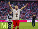 19.04.2026, Fussball Bundesliga 2025/2026, 30.Spieltag, FC Bayern München - VfB Stuttgart, in der Allianz-Arena München, der FC Bayern feiert nach dem heutigen Sieg seine 35. Deutsche Meisterschaft. Die Bayernspieler feiern mit den Fans und speziellen Meistertrikots mit Aufdruck des kultigen Porzellan-Kakadus mit Meisterschale. Harry Kane (FC Bayern München) jubelt 