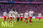 19.04.2026, Fussball Bundesliga 2025/2026, 30.Spieltag, FC Bayern München - VfB Stuttgart, in der Allianz-Arena München, der FC Bayern feiert nach dem heutigen Sieg seine 35. Deutsche Meisterschaft. Die Bayernspieler feiern mit den Fans und speziellen Meistertrikots mit Aufdruck des kultigen Porzellan-Kakadus mit Meisterschale. von links:  Aleksandar Pavlovic (Bayern München) , Torwart Jonas Urbig (FC Bayern München), Konrad Laimer (FC Bayern München), Jonathan Tah (FC Bayern München), 