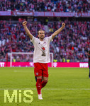 19.04.2026, Fussball Bundesliga 2025/2026, 30.Spieltag, FC Bayern München - VfB Stuttgart, in der Allianz-Arena München, der FC Bayern feiert nach dem heutigen Sieg seine 35. Deutsche Meisterschaft. Die Bayernspieler feiern mit den Fans und speziellen Meistertrikots mit Aufdruck des kultigen Porzellan-Kakadus mit Meisterschale. Harry Kane (FC Bayern München) jubelt 