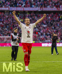 19.04.2026, Fussball Bundesliga 2025/2026, 30.Spieltag, FC Bayern München - VfB Stuttgart, in der Allianz-Arena München, der FC Bayern feiert nach dem heutigen Sieg seine 35. Deutsche Meisterschaft. Die Bayernspieler feiern mit den Fans und speziellen Meistertrikots mit Aufdruck des kultigen Porzellan-Kakadus mit Meisterschale. Harry Kane (FC Bayern München) jubelt 
