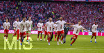 19.04.2026, Fussball Bundesliga 2025/2026, 30.Spieltag, FC Bayern München - VfB Stuttgart, in der Allianz-Arena München, der FC Bayern feiert nach dem heutigen Sieg seine 35. Deutsche Meisterschaft. Die Bayernspieler feiern mit den Fans und speziellen Meistertrikots mit Aufdruck des kultigen Porzellan-Kakadus mit Meisterschale. von links:   Hiroki Ito (FC Bayern München), Aleksandar Pavlovic (Bayern München) , Torwart Jonas Urbig (FC Bayern München), Konrad Laimer (FC Bayern München), Jonathan Tah (FC Bayern München), Joshua Kimmich (FC Bayern München)  