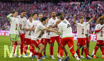 19.04.2026, Fussball Bundesliga 2025/2026, 30.Spieltag, FC Bayern München - VfB Stuttgart, in der Allianz-Arena München, der FC Bayern feiert nach dem heutigen Sieg seine 35. Deutsche Meisterschaft. Die Bayernspieler feiern mit den Fans und speziellen Meistertrikots mit Aufdruck des kultigen Porzellan-Kakadus mit Meisterschale. von links:  Torwart Jonas Urbig (FC Bayern München), Torwart Leonard Prescott (FC Bayern München), Deniz Ofli (FC Bayern München), Hiroki Ito (FC Bayern München), Min-jae Kim (Bayern München, Minjae Kim), Torwart Manuel Neuer (FC Bayern München), Jonathan Tah (FC Bayern München), Joshua Kimmich (FC Bayern München) 