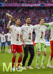 19.04.2026, Fussball Bundesliga 2025/2026, 30.Spieltag, FC Bayern München - VfB Stuttgart, in der Allianz-Arena München, der FC Bayern feiert nach dem heutigen Sieg seine 35. Deutsche Meisterschaft. Die Bayernspieler feiern mit den Fans und speziellen Meistertrikots mit Aufdruck des kultigen Porzellan-Kakadus mit Meisterschale. v.li: Leon Goretzka mit Porzellan-Kakadu (FC Bayern München), Torwart Sven Ulreich (FC Bayern München), Torwart Jonas Urbig (FC Bayern München), 