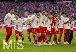 19.04.2026, Fussball Bundesliga 2025/2026, 30.Spieltag, FC Bayern München - VfB Stuttgart, in der Allianz-Arena München, der FC Bayern feiert nach dem heutigen Sieg seine 35. Deutsche Meisterschaft. Die Bayernspieler feiern mit den Fans und speziellen Meistertrikots mit Aufdruck des kultigen Porzellan-Kakadus mit Meisterschale. v.li: Torwart Leonard Prescott (FC Bayern München), Deniz Ofli (FC Bayern München), Deniz Ofli (FC Bayern München), Min-jae Kim (Bayern München, Minjae Kim), Jonathan Tah (FC Bayern München), Hiroki Ito (FC Bayern München), Raphael Guerreiro (FC Bayern München), Michael Olise (FC Bayern München), Joshua Kimmich (FC Bayern München), Aleksandar Pavlovic (Bayern München) , Nicolas Jackson (FC Bayern München) 