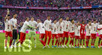 19.04.2026, Fussball Bundesliga 2025/2026, 30.Spieltag, FC Bayern München - VfB Stuttgart, in der Allianz-Arena München, der FC Bayern feiert nach dem heutigen Sieg seine 35. Deutsche Meisterschaft. Die Bayernspieler feiern mit den Fans und speziellen Meistertrikots mit Aufdruck des kultigen Porzellan-Kakadus mit Meisterschale. v.li: Leon Goretzka (FC Bayern München) mit dem Kakadu, Torwart Sven Ulreich (FC Bayern München), Torwart Manuel Neuer (FC Bayern München), Torwart Jonas Urbig (FC Bayern München), Konrad Laimer (FC Bayern München), Torwart Leonard Prescott (FC Bayern München), Deniz Ofli (FC Bayern München), Deniz Ofli (FC Bayern München), Min-jae Kim (Bayern München, Minjae Kim), Jonathan Tah (FC Bayern München), Hiroki Ito (FC Bayern München), Raphael Guerreiro (FC Bayern München), Michael Olise (FC Bayern München), Joshua Kimmich (FC Bayern München), Aleksandar Pavlovic (Bayern München) , Nicolas Jackson (FC Bayern München), 