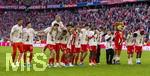 19.04.2026, Fussball Bundesliga 2025/2026, 30.Spieltag, FC Bayern München - VfB Stuttgart, in der Allianz-Arena München, der FC Bayern feiert nach dem heutigen Sieg seine 35. Deutsche Meisterschaft. Die Bayernspieler feiern mit den Fans und speziellen Meistertrikots mit Aufdruck des kultigen Porzellan-Kakadus mit Meisterschale. v.li: Torwart Leonard Prescott (FC Bayern München), Deniz Ofli (FC Bayern München), Deniz Ofli (FC Bayern München), Min-jae Kim (Bayern München, Minjae Kim), Konrad Laimer (FC Bayern München), Jonathan Tah (FC Bayern München), Hiroki Ito (FC Bayern München), Raphael Guerreiro (FC Bayern München), Michael Olise (FC Bayern München), Joshua Kimmich (FC Bayern München), Aleksandar Pavlovic (Bayern München) , Nicolas Jackson (FC Bayern München), Tom Bischof (Bayern München), Lennart Karl (FC Bayern München), Maskottchen Berni, Luis Diaz (FC Bayern München), Alphonso Davies (FC Bayern München) 