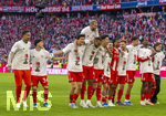 19.04.2026, Fussball Bundesliga 2025/2026, 30.Spieltag, FC Bayern München - VfB Stuttgart, in der Allianz-Arena München, der FC Bayern feiert nach dem heutigen Sieg seine 35. Deutsche Meisterschaft. Die Bayernspieler feiern mit den Fans und speziellen Meistertrikots mit Aufdruck des kultigen Porzellan-Kakadus mit Meisterschale. v.li: Torwart Leonard Prescott (FC Bayern München), Deniz Ofli (FC Bayern München), Deniz Ofli (FC Bayern München), Min-jae Kim (Bayern München, Minjae Kim), Konrad Laimer (FC Bayern München), Jonathan Tah (FC Bayern München), Hiroki Ito (FC Bayern München), Raphael Guerreiro (FC Bayern München), Michael Olise (FC Bayern München), Joshua Kimmich (FC Bayern München), Aleksandar Pavlovic (Bayern München) , Nicolas Jackson (FC Bayern München), Tom Bischof (Bayern München), 