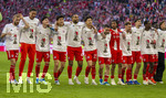 19.04.2026, Fussball Bundesliga 2025/2026, 30.Spieltag, FC Bayern München - VfB Stuttgart, in der Allianz-Arena München, der FC Bayern feiert nach dem heutigen Sieg seine 35. Deutsche Meisterschaft. Die Bayernspieler feiern mit den Fans und speziellen Meistertrikots mit Aufdruck des kultigen Porzellan-Kakadus mit Meisterschale. v.li: Konrad Laimer (FC Bayern München), Torwart Leonard Prescott (FC Bayern München), Deniz Ofli (FC Bayern München), Min-jae Kim (Bayern München, Minjae Kim), Jonathan Tah (FC Bayern München), Hiroki Ito (FC Bayern München), Raphael Guerreiro (FC Bayern München), Michael Olise (FC Bayern München), Joshua Kimmich (FC Bayern München), Aleksandar Pavlovic (Bayern München) , Nicolas Jackson (FC Bayern München), Bara Sapoko Ndiaye (Bayern München), Tom Bischof (Bayern München), Lennart Karl (FC Bayern München), 
