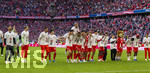 19.04.2026, Fussball Bundesliga 2025/2026, 30.Spieltag, FC Bayern München - VfB Stuttgart, in der Allianz-Arena München, der FC Bayern feiert nach dem heutigen Sieg seine 35. Deutsche Meisterschaft. Die Bayernspieler feiern mit den Fans und speziellen Meistertrikots mit Aufdruck des kultigen Porzellan-Kakadus mit Meisterschale. v.li: Torwart Sven Ulreich (FC Bayern München), Torwart Jonas Urbig (FC Bayern München), Torwart Manuel Neuer (FC Bayern München), Torwart Leonard Prescott (FC Bayern München), Deniz Ofli (FC Bayern München), Deniz Ofli (FC Bayern München), Min-jae Kim (Bayern München, Minjae Kim), Konrad Laimer (FC Bayern München), Jonathan Tah (FC Bayern München), Hiroki Ito (FC Bayern München), Raphael Guerreiro (FC Bayern München), Michael Olise (FC Bayern München), Joshua Kimmich (FC Bayern München), Aleksandar Pavlovic (Bayern München) , Nicolas Jackson (FC Bayern München), Tom Bischof (Bayern München), Lennart Karl (FC Bayern München), Maskottchen Berni, Luis Diaz (FC Bayern München), Alphonso Davies (FC Bayern München) 