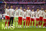 19.04.2026, Fussball Bundesliga 2025/2026, 30.Spieltag, FC Bayern München - VfB Stuttgart, in der Allianz-Arena München, der FC Bayern feiert nach dem heutigen Sieg seine 35. Deutsche Meisterschaft. Die Bayernspieler feiern mit den Fans und speziellen Meistertrikots mit Aufdruck des kultigen Porzellan-Kakadus mit Meisterschale. v.li: Leon Goretzka mit Porzellan-Kakadu (FC Bayern München), Torwart Sven Ulreich (FC Bayern München), Torwart Jonas Urbig (FC Bayern München), Torwart Manuel Neuer (FC Bayern München), Konrad Laimer (FC Bayern München), Torwart Leonard Prescott (FC Bayern München), Deniz Ofli (FC Bayern München), Min-jae Kim (Bayern München, Minjae Kim), Jonathan Tah (FC Bayern München), Hiroki Ito (FC Bayern München)   