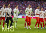 19.04.2026, Fussball Bundesliga 2025/2026, 30.Spieltag, FC Bayern München - VfB Stuttgart, in der Allianz-Arena München, der FC Bayern feiert nach dem heutigen Sieg seine 35. Deutsche Meisterschaft. Die Bayernspieler feiern mit den Fans und speziellen Meistertrikots mit Aufdruck des kultigen Porzellan-Kakadus mit Meisterschale. v.li: Leon Goretzka mit Porzellan-Kakadu (FC Bayern München), Torwart Sven Ulreich (FC Bayern München), Torwart Jonas Urbig (FC Bayern München), Torwart Manuel Neuer (FC Bayern München), Konrad Laimer (FC Bayern München), Torwart Leonard Prescott (FC Bayern München), Deniz Ofli (FC Bayern München), 