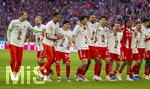 19.04.2026, Fussball Bundesliga 2025/2026, 30.Spieltag, FC Bayern München - VfB Stuttgart, in der Allianz-Arena München, der FC Bayern feiert nach dem heutigen Sieg seine 35. Deutsche Meisterschaft. Die Bayernspieler feiern mit den Fans und speziellen Meistertrikots mit Aufdruck des kultigen Porzellan-Kakadus mit Meisterschale. v.li:Torwart Manuel Neuer (FC Bayern München), Konrad Laimer (FC Bayern München), Torwart Leonard Prescott (FC Bayern München), Deniz Ofli (FC Bayern München), Deniz Ofli (FC Bayern München), Min-jae Kim (Bayern München, Minjae Kim), Jonathan Tah (FC Bayern München), Hiroki Ito (FC Bayern München), Raphael Guerreiro (FC Bayern München), Michael Olise (FC Bayern München), Joshua Kimmich (FC Bayern München), 
