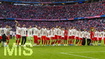 19.04.2026, Fussball Bundesliga 2025/2026, 30.Spieltag, FC Bayern München - VfB Stuttgart, in der Allianz-Arena München, der FC Bayern feiert nach dem heutigen Sieg seine 35. Deutsche Meisterschaft. Die Bayernspieler feiern mit den Fans und speziellen Meistertrikots mit Aufdruck des kultigen Porzellan-Kakadus mit Meisterschale. v.li: Dayot Upamecano (FC Bayern München), Josip Stanisic (Bayern München), Leon Goretzka mit Porzellan-Kakadu (FC Bayern München), Torwart Sven Ulreich (FC Bayern München), Torwart Jonas Urbig (FC Bayern München), Torwart Manuel Neuer (FC Bayern München), Konrad Laimer (FC Bayern München), Torwart Leonard Prescott (FC Bayern München), Deniz Ofli (FC Bayern München), Min-jae Kim (Bayern München, Minjae Kim), Jonathan Tah (FC Bayern München), Hiroki Ito (FC Bayern München), Raphael Guerreiro (FC Bayern München), Michael Olise (FC Bayern München), Joshua Kimmich (FC Bayern München), Aleksandar Pavlovic (Bayern München) , Nicolas Jackson (FC Bayern München), Bara Sapoko Ndiaye (Bayern München), Tom Bischof (Bayern München), Lennart Karl (FC Bayern München), Maskottchen Berni, Luis Diaz (FC Bayern München), Alphonso Davies (FC Bayern München), Jamal Musiala (Bayern München)  