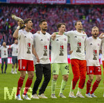 19.04.2026, Fussball Bundesliga 2025/2026, 30.Spieltag, FC Bayern München - VfB Stuttgart, in der Allianz-Arena München, der FC Bayern feiert nach dem heutigen Sieg seine 35. Deutsche Meisterschaft. Die Bayernspieler feiern mit den Fans und speziellen Meistertrikots mit Aufdruck des kultigen Porzellan-Kakadus mit Meisterschale. v.li: Leon Goretzka mit Porzellan-Kakadu (FC Bayern München), Torwart Sven Ulreich (FC Bayern München), Torwart Jonas Urbig (FC Bayern München), Torwart Manuel Neuer (FC Bayern München), Konrad Laimer (FC Bayern München),  