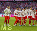 19.04.2026, Fussball Bundesliga 2025/2026, 30.Spieltag, FC Bayern München - VfB Stuttgart, in der Allianz-Arena München, der FC Bayern feiert nach dem heutigen Sieg seine 35. Deutsche Meisterschaft. Die Bayernspieler feiern mit den Fans und speziellen Meistertrikots mit Aufdruck des kultigen Porzellan-Kakadus mit Meisterschale. v.li:Torwart Manuel Neuer (FC Bayern München), Konrad Laimer (FC Bayern München), Torwart Leonard Prescott (FC Bayern München), Deniz Ofli (FC Bayern München), Deniz Ofli (FC Bayern München), Min-jae Kim (Bayern München, Minjae Kim), Jonathan Tah (FC Bayern München), Hiroki Ito (FC Bayern München), Raphael Guerreiro (FC Bayern München) 