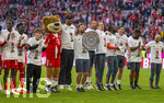 19.04.2026, Fussball Bundesliga 2025/2026, 30.Spieltag, FC Bayern München - VfB Stuttgart, in der Allianz-Arena München, der FC Bayern feiert nach dem heutigen Sieg seine 35. Deutsche Meisterschaft. Die Bayernspieler feiern mit den Fans und speziellen Meistertrikots mit Aufdruck des kultigen Porzellan-Kakadus mit Meisterschale. v.li:  Tom Bischof (Bayern München), Luis Diaz (FC Bayern München), Nicolas Jackson (FC Bayern München), Bara Sapoko Ndiaye (Bayern München), Lennart Karl (FC Bayern München), Maskottchen Berni, Trainer Vincent Kompany (FC Bayern München), danach folgt Staff, weiter rechts: Co-Trainer FLORIBERT NGALULA, Rodyse Munienge (Betreuer).
