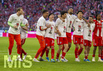 19.04.2026, Fussball Bundesliga 2025/2026, 30.Spieltag, FC Bayern München - VfB Stuttgart, in der Allianz-Arena München, der FC Bayern feiert nach dem heutigen Sieg seine 35. Deutsche Meisterschaft. Die Bayernspieler feiern mit den Fans und speziellen Meistertrikots mit Aufdruck des kultigen Porzellan-Kakadus mit Meisterschale. v.li:Torwart Manuel Neuer (FC Bayern München), Konrad Laimer (FC Bayern München), Torwart Leonard Prescott (FC Bayern München), Deniz Ofli (FC Bayern München), Deniz Ofli (FC Bayern München), Min-jae Kim (Bayern München, Minjae Kim), Jonathan Tah (FC Bayern München), Hiroki Ito (FC Bayern München), Raphael Guerreiro (FC Bayern München) 