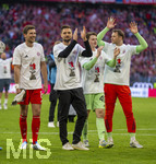 19.04.2026, Fussball Bundesliga 2025/2026, 30.Spieltag, FC Bayern München - VfB Stuttgart, in der Allianz-Arena München, der FC Bayern feiert nach dem heutigen Sieg seine 35. Deutsche Meisterschaft. Die Bayernspieler feiern mit den Fans und speziellen Meistertrikots mit Aufdruck des kultigen Porzellan-Kakadus mit Meisterschale. v.li: Leon Goretzka mit Porzellan-Kakadu (FC Bayern München), Torwart Sven Ulreich (FC Bayern München), Torwart Jonas Urbig (FC Bayern München), Torwart Manuel Neuer (FC Bayern München) 