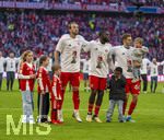 19.04.2026, Fussball Bundesliga 2025/2026, 30.Spieltag, FC Bayern München - VfB Stuttgart, in der Allianz-Arena München, der FC Bayern feiert nach dem heutigen Sieg seine 35. Deutsche Meisterschaft. Die Bayernspieler feiern mit den Fans und speziellen Meistertrikots mit Aufdruck des kultigen Porzellan-Kakadus mit Meisterschale. v.li: Harry Kane (FC Bayern München), Dayot Upamecano (FC Bayern München), Josip Stanisic (Bayern München) 