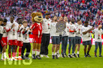 19.04.2026, Fussball Bundesliga 2025/2026, 30.Spieltag, FC Bayern München - VfB Stuttgart, in der Allianz-Arena München, der FC Bayern feiert nach dem heutigen Sieg seine 35. Deutsche Meisterschaft. Die Bayernspieler feiern mit den Fans und speziellen Meistertrikots mit Aufdruck des kultigen Porzellan-Kakadus mit Meisterschale. v.li:  Tom Bischof (Bayern München), Luis Diaz (FC Bayern München), Nicolas Jackson (FC Bayern München), Bara Sapoko Ndiaye (Bayern München), Lennart Karl (FC Bayern München), Maskottchen Berni, Trainer Vincent Kompany (FC Bayern München), danach folgt Staff, weiter rechts: Co-Trainer FLORIBERT NGALULA, Rodyse Munienge (Betreuer).