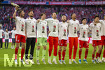 19.04.2026, Fussball Bundesliga 2025/2026, 30.Spieltag, FC Bayern München - VfB Stuttgart, in der Allianz-Arena München, der FC Bayern feiert nach dem heutigen Sieg seine 35. Deutsche Meisterschaft. Die Bayernspieler feiern mit den Fans und speziellen Meistertrikots mit Aufdruck des kultigen Porzellan-Kakadus mit Meisterschale. v.li: Leon Goretzka mit Porzellan-Kakadu (FC Bayern München), Torwart Sven Ulreich (FC Bayern München), Torwart Jonas Urbig (FC Bayern München), Torwart Manuel Neuer (FC Bayern München), Konrad Laimer (FC Bayern München), Torwart Leonard Prescott (FC Bayern München), Deniz Ofli (FC Bayern München), Min-jae Kim (Bayern München, Minjae Kim), Jonathan Tah (FC Bayern München), Hiroki Ito (FC Bayern München)  
